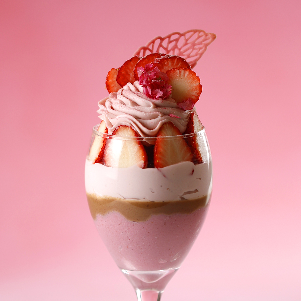 苺とさくらのパフェ