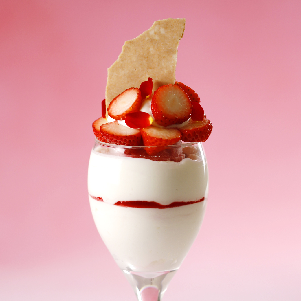 苺とホワイトチョコのパフェ